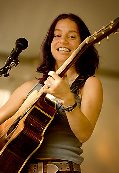 difranco-bridgeton06-320.jpg